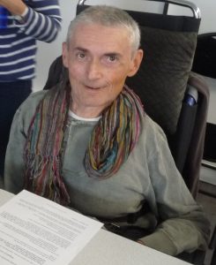 Photo de Guy Beteille: homme assis sur un fauteuil devant une table avec un document