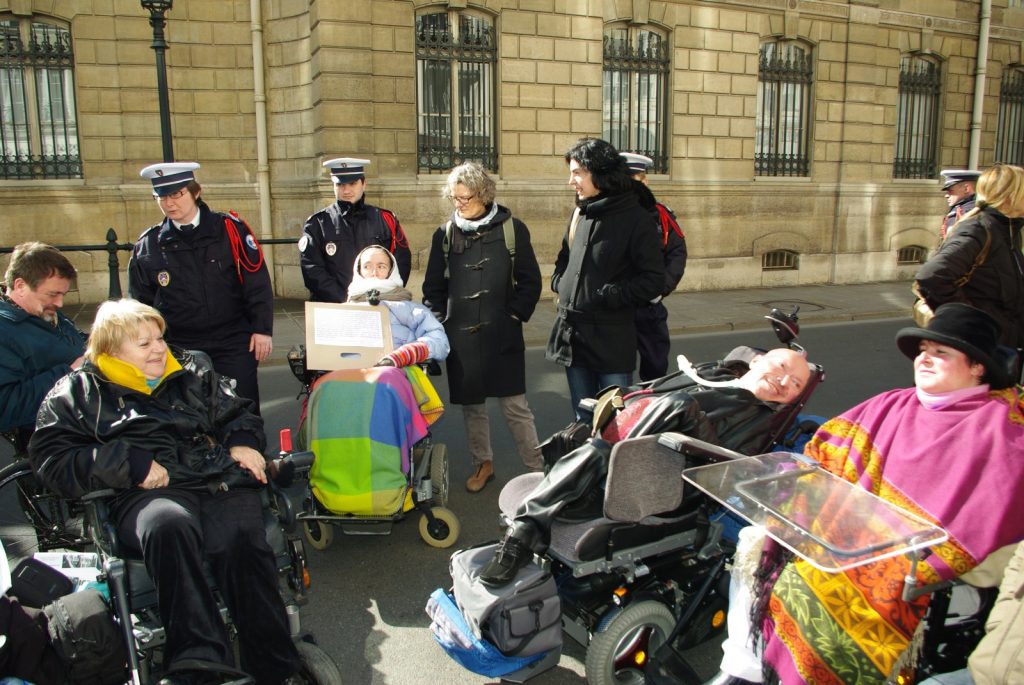 Marcel Nuss et d'autres manifestants en fauteuil roulant devant l'Elysée