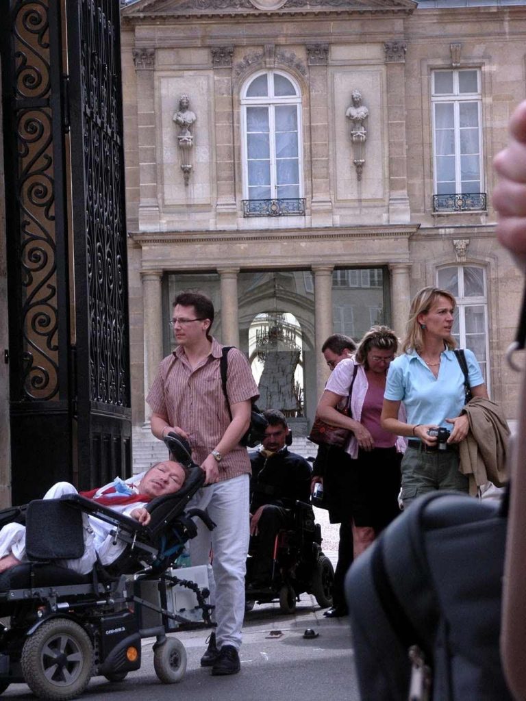 Marcel Nuss et d'autres manifestants devant un bâtiment officiel.